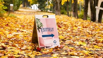 Sp-Kodin esittelykyltti syksyisessä maisemassa.